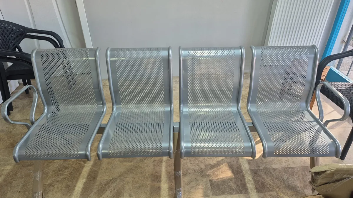Dörtlü kolçaklı döşemesiz delikli sac bekleme koltuğu — terminal, havaalanı, yüzme havuzu ve spor salonu bekleme alanları için dört kişilik kolay temizlenen metal bekleme koltuğu